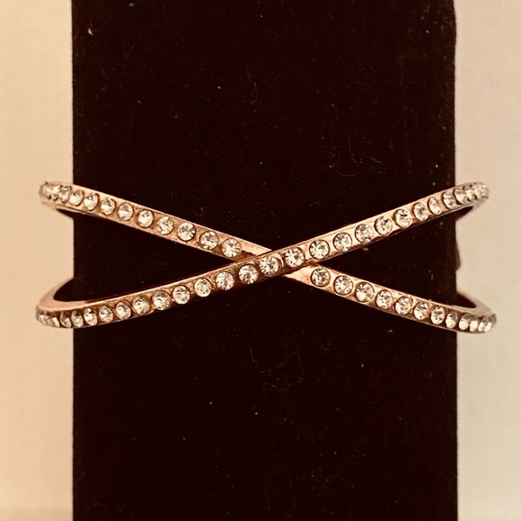 🆕 Rose Gold Criss-Cross Bracelet - Picture 4 of 4